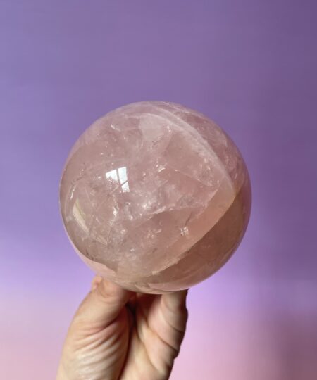 Rosakvarts kugle i smukke naturlige rosa nuancer – poleret krystal kugle med blid og harmonisk energi.