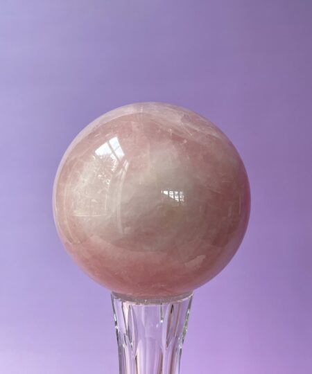 Rosakvarts kugle i smukke naturlige rosa nuancer – poleret krystal kugle med blid og harmonisk energi.