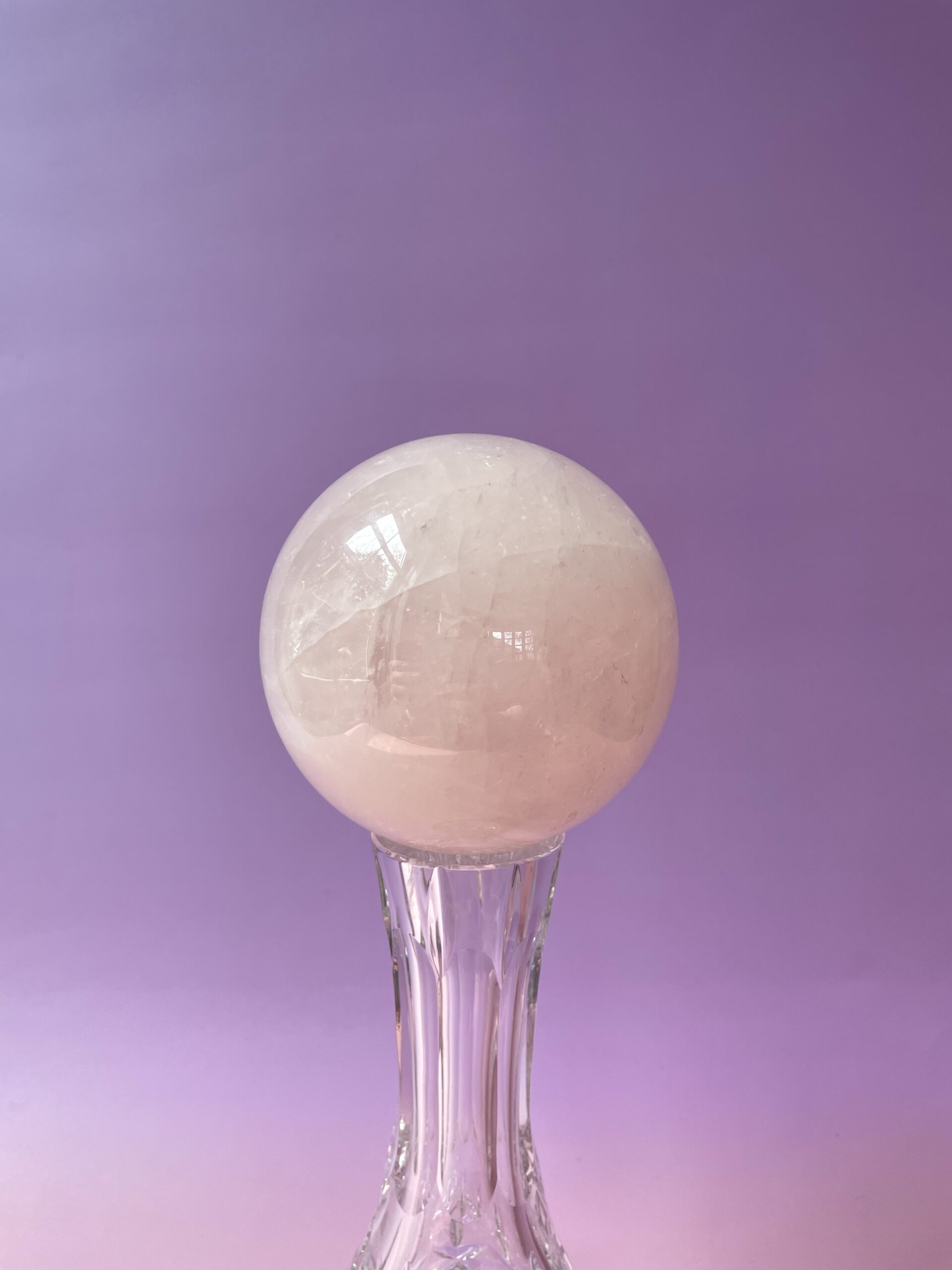 Rosakvarts kugle i smukke naturlige rosa nuancer – poleret krystal kugle med blid og harmonisk energi.