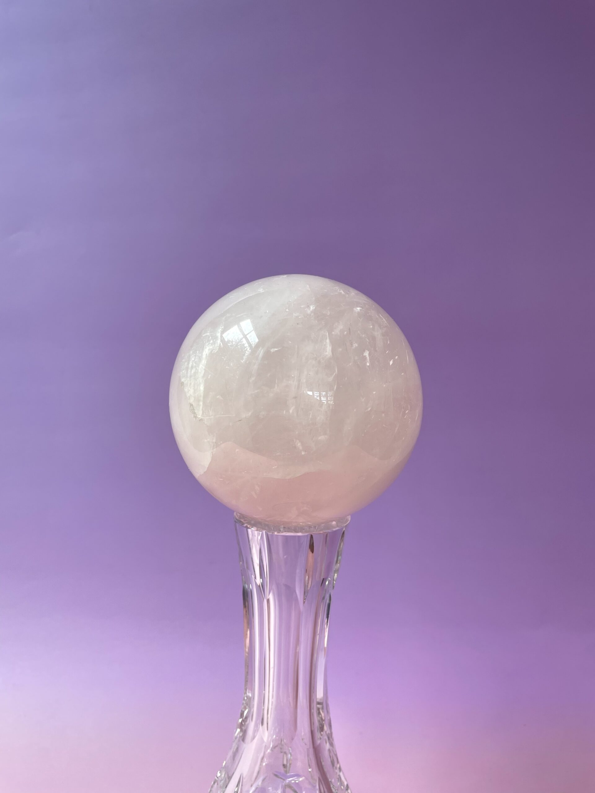 Rosakvarts kugle i smukke naturlige rosa nuancer – poleret krystal kugle med blid og harmonisk energi.