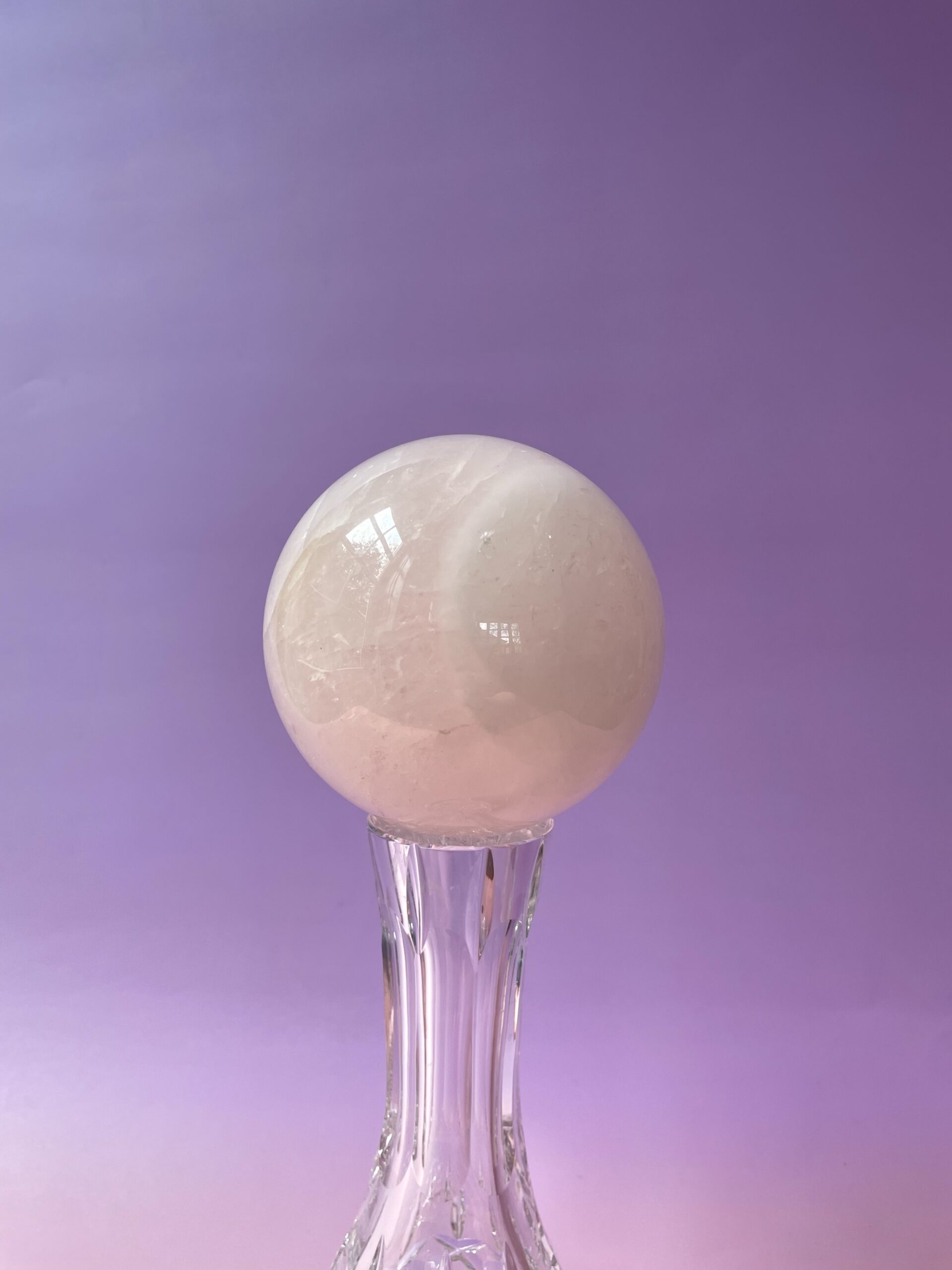 Rosakvarts kugle i smukke naturlige rosa nuancer – poleret krystal kugle med blid og harmonisk energi.