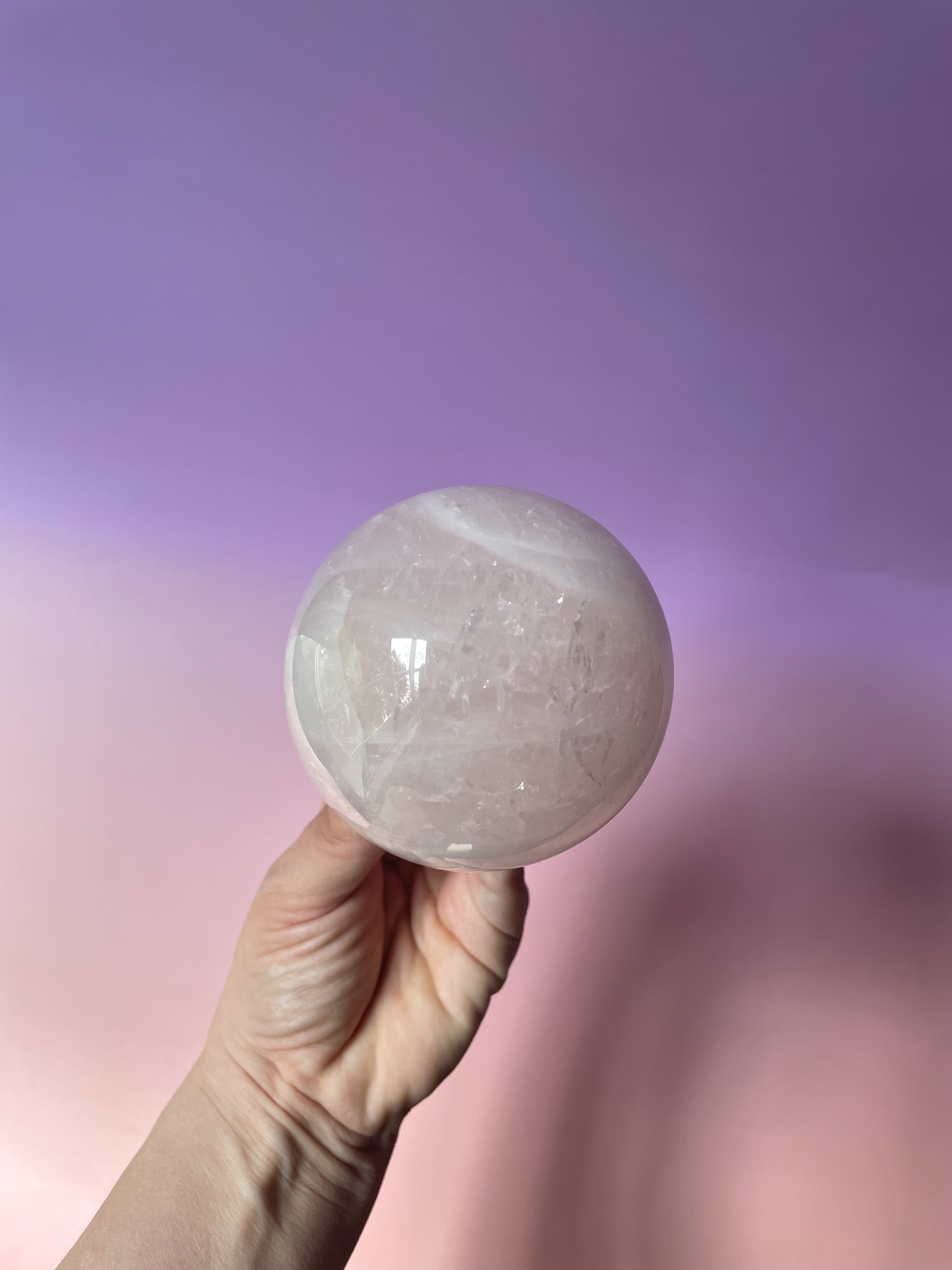 Rosakvarts kugle i smukke naturlige rosa nuancer – poleret krystal kugle med blid og harmonisk energi.