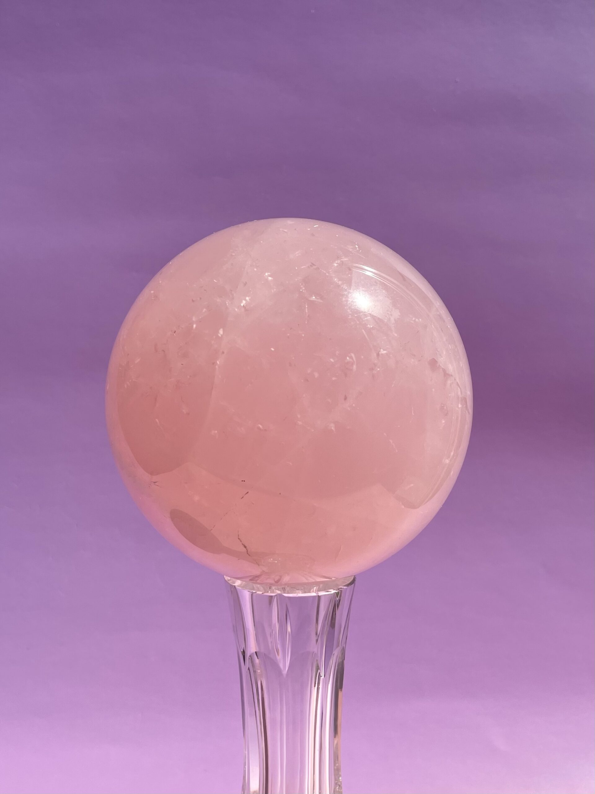 Rosakvarts kugle i smukke naturlige rosa nuancer – poleret krystal kugle med blid og harmonisk energi.