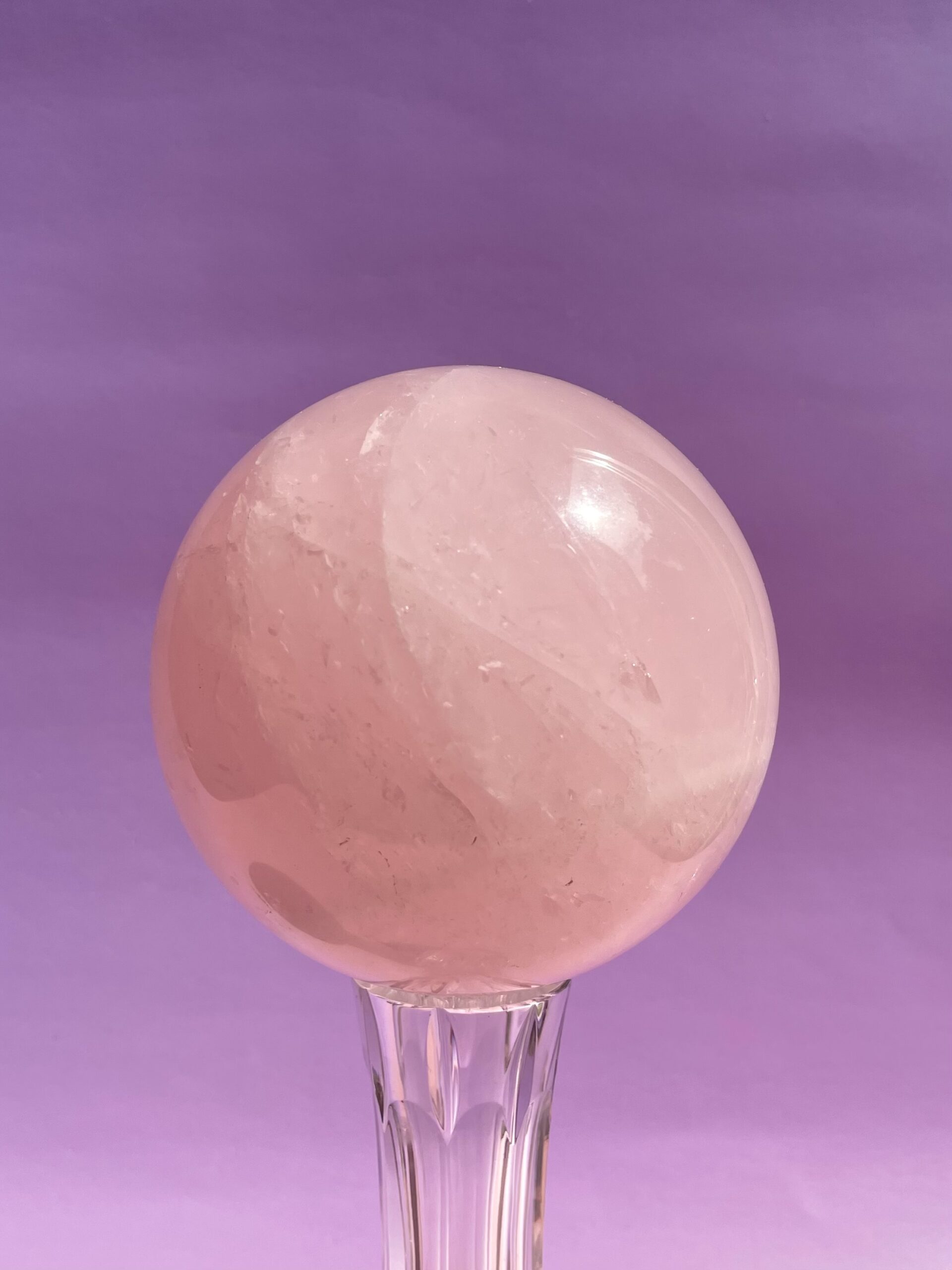 Rosakvarts kugle i smukke naturlige rosa nuancer – poleret krystal kugle med blid og harmonisk energi.