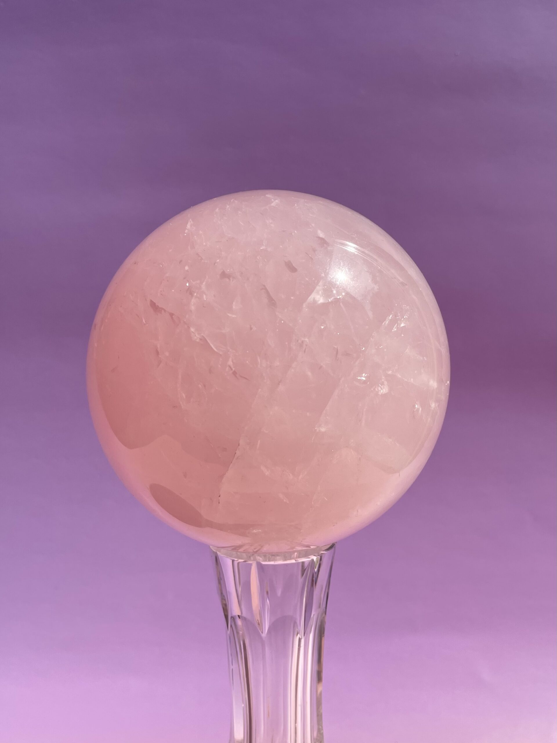 Rosakvarts kugle i smukke naturlige rosa nuancer – poleret krystal kugle med blid og harmonisk energi.