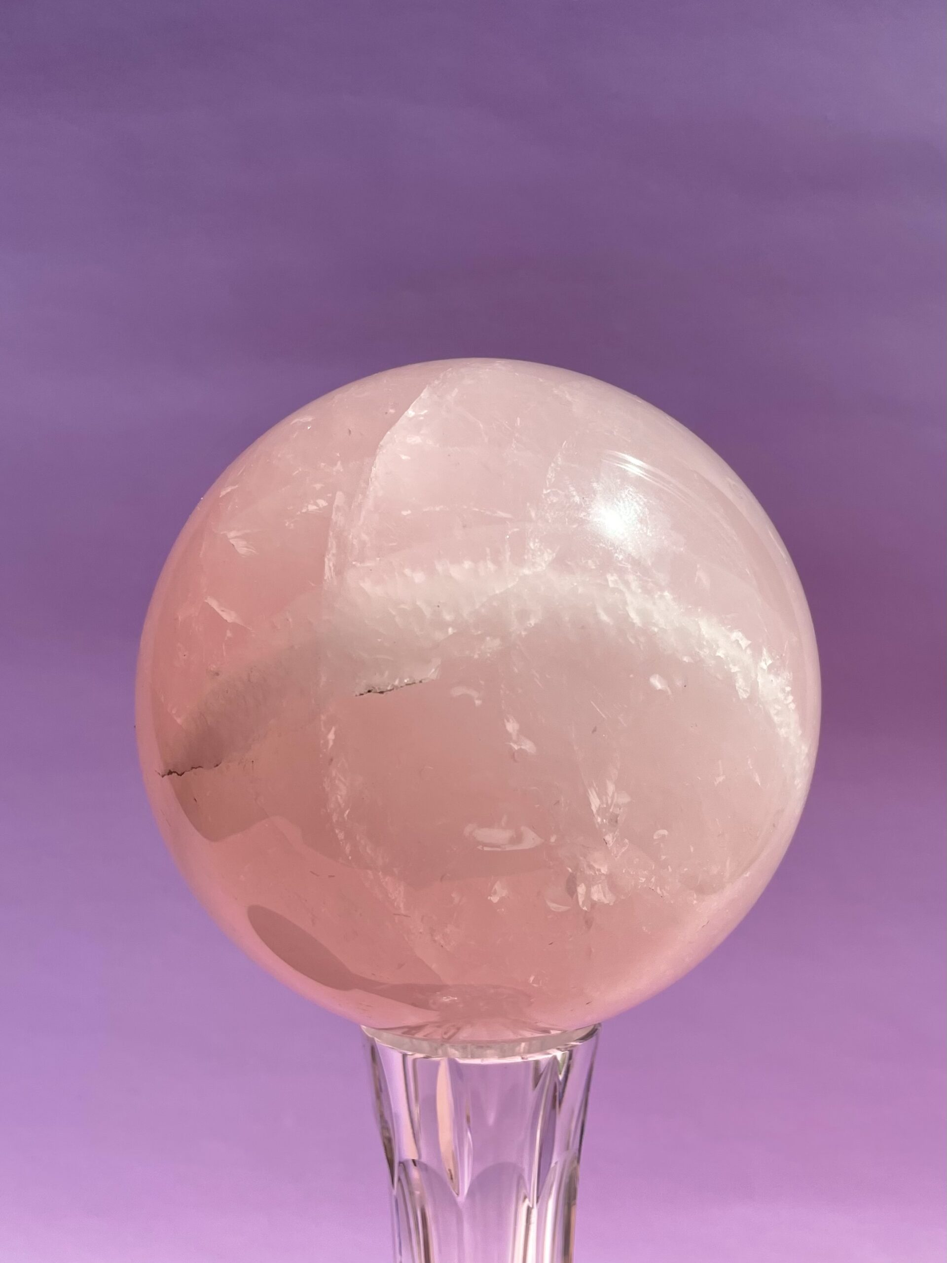 Rosakvarts kugle i smukke naturlige rosa nuancer – poleret krystal kugle med blid og harmonisk energi.
