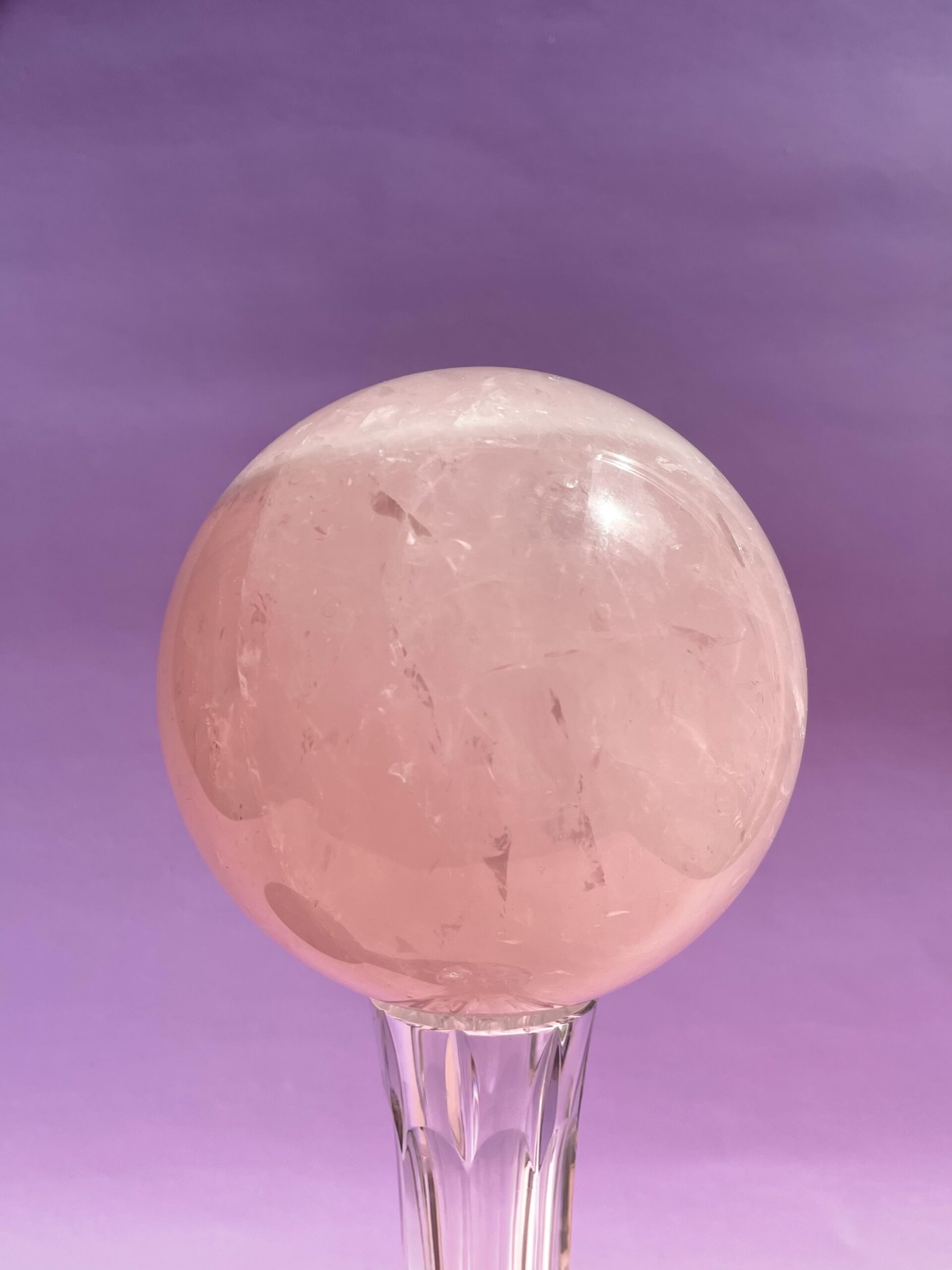 Rosakvarts kugle i smukke naturlige rosa nuancer – poleret krystal kugle med blid og harmonisk energi.