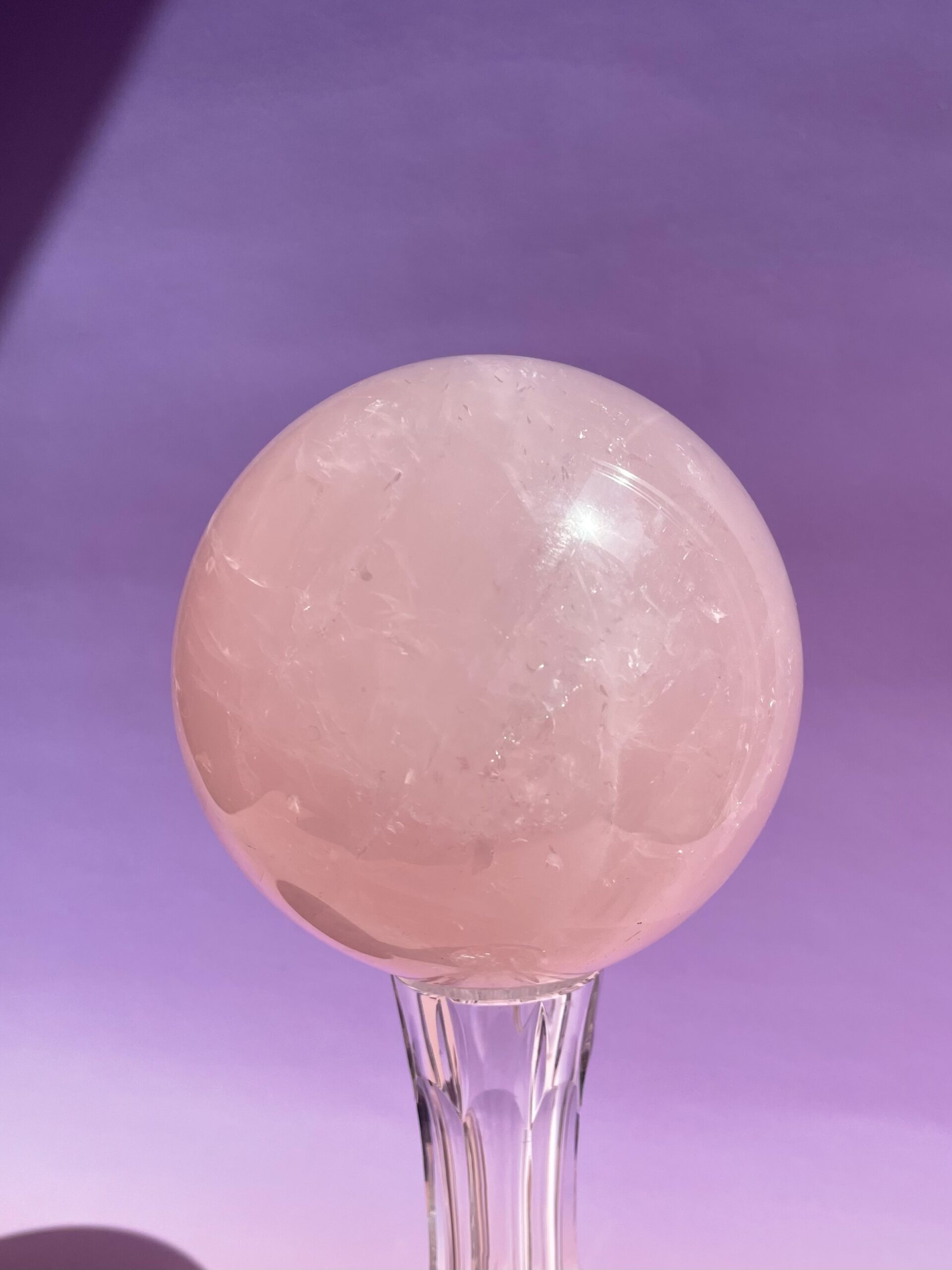 Rosakvarts kugle i smukke naturlige rosa nuancer – poleret krystal kugle med blid og harmonisk energi.