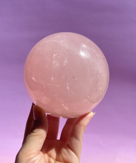 Rosakvarts kugle i smukke naturlige rosa nuancer – poleret krystal kugle med blid og harmonisk energi.
