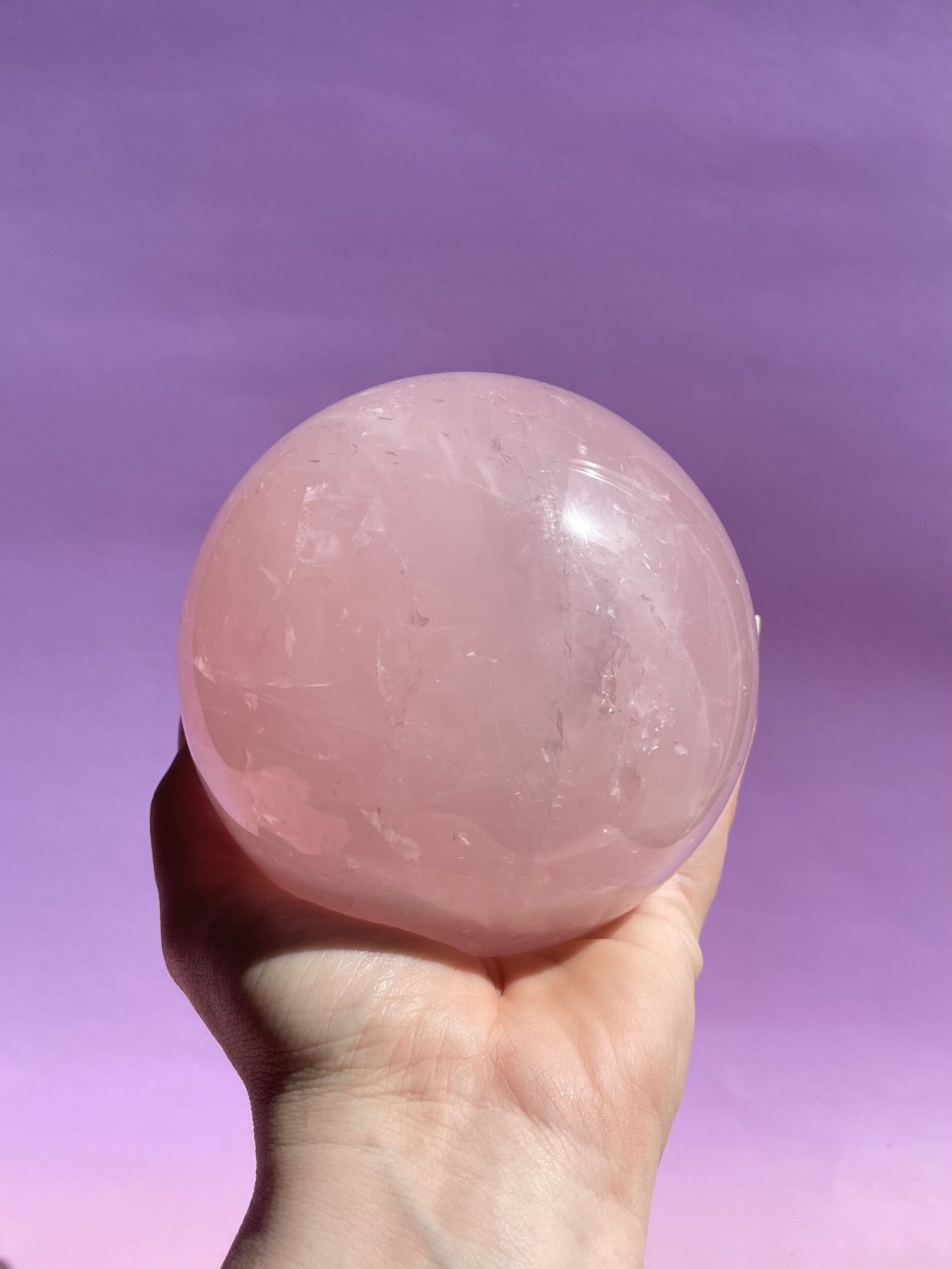 Rosakvarts kugle i smukke naturlige rosa nuancer – poleret krystal kugle med blid og harmonisk energi.