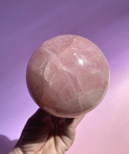 Rosakvarts kugle i smukke naturlige rosa nuancer – poleret krystal kugle med blid og harmonisk energi.