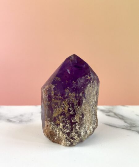 Ametyst krystal semipoleret spids med smukke naturlige lilla nuancer, poleret spids og rå krystalbund. Ægte ametyst i høj kvalitet.