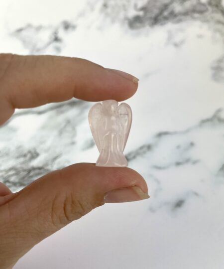 Mini engel i Rosakvarts med bløde lyserøde nuancer
