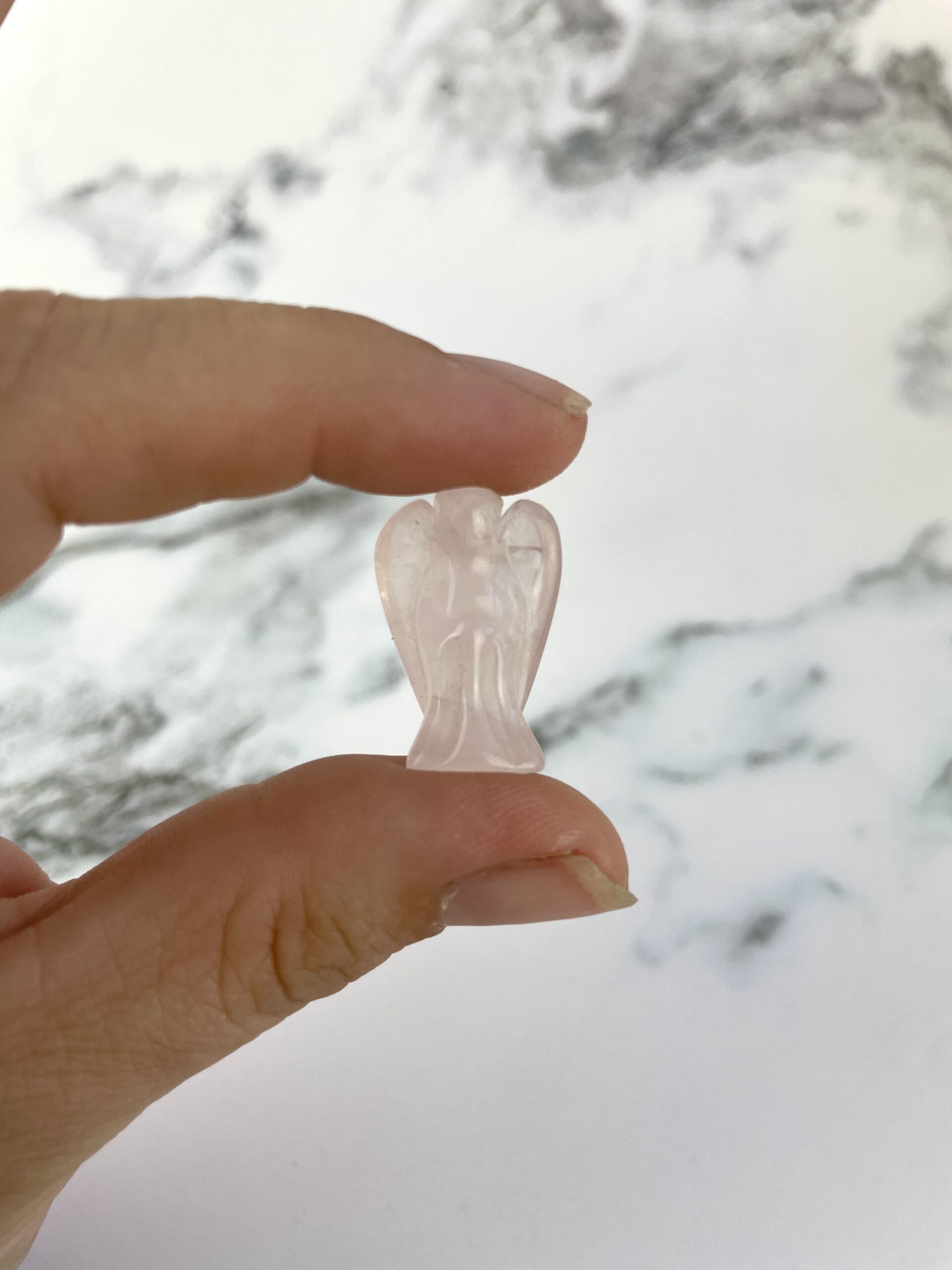 Mini engel i Rosakvarts med bløde lyserøde nuancer