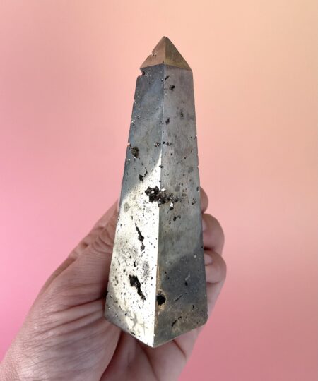 Pyrit tårn med naturlig gylden metallisk glans