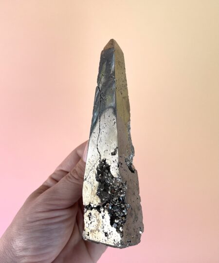 Pyrit tårn med naturlig gylden metallisk glans