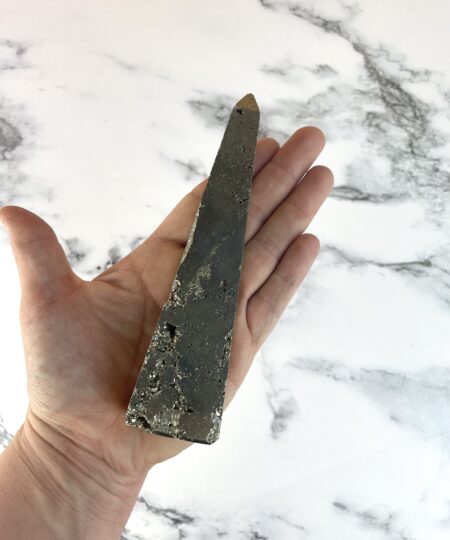 Pyrit tårn med naturlig gylden metallisk glans