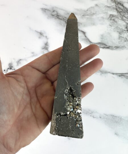 Pyrit tårn med naturlig gylden metallisk glans