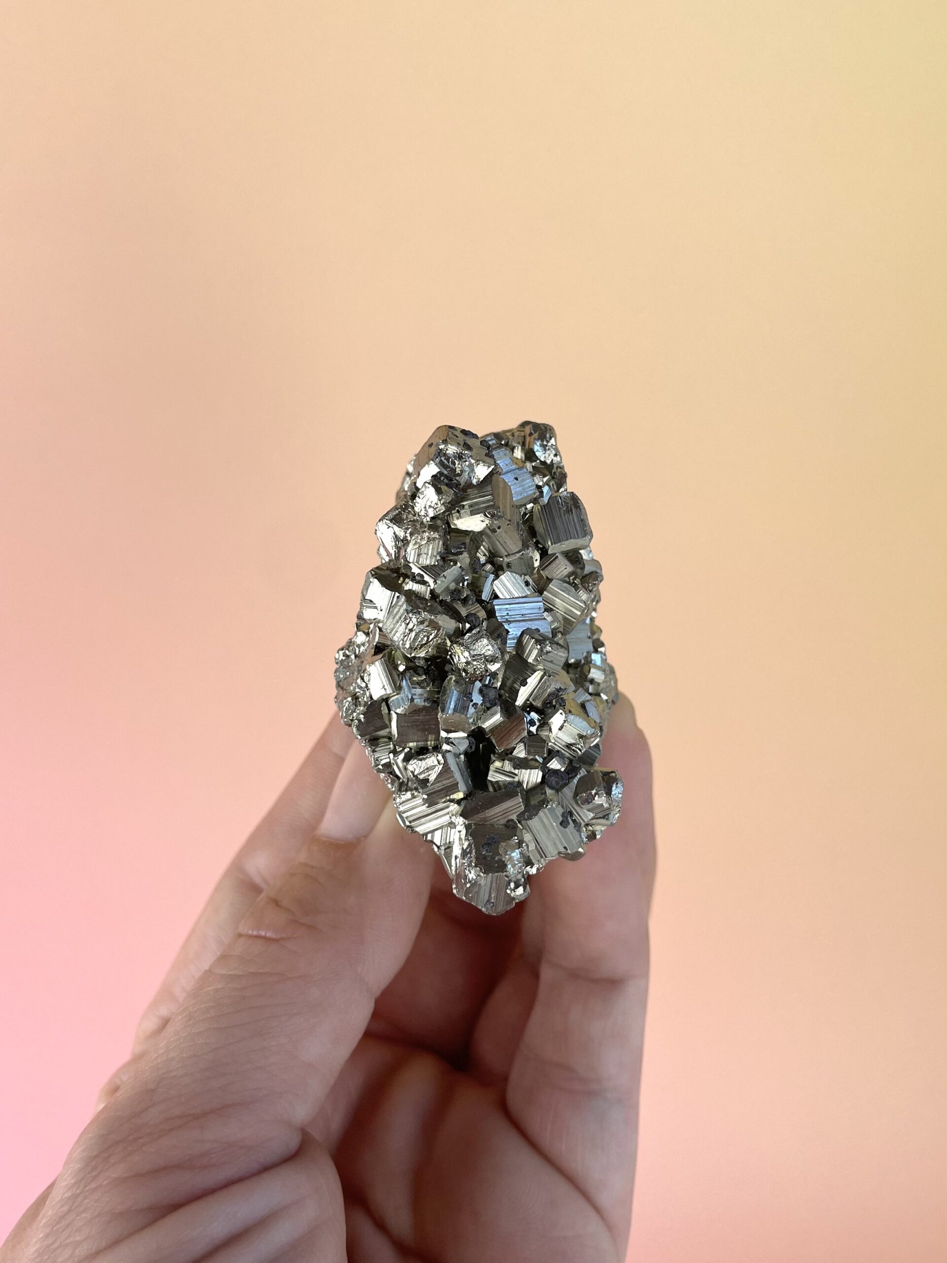 Pyrit klynge med naturlig gylden metallisk glans