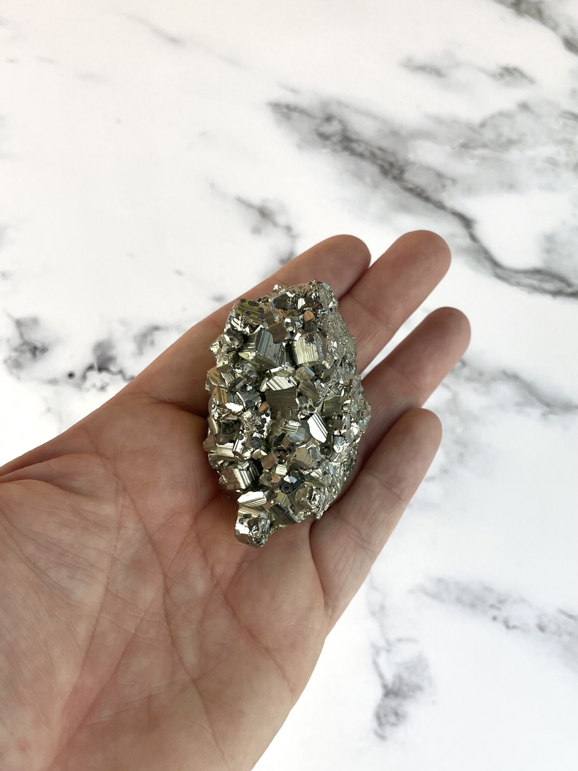 Pyrit klynge med naturlig gylden metallisk glans
