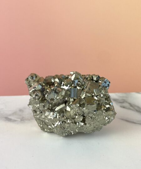 Pyrit klynge med naturlig gylden metallisk glans