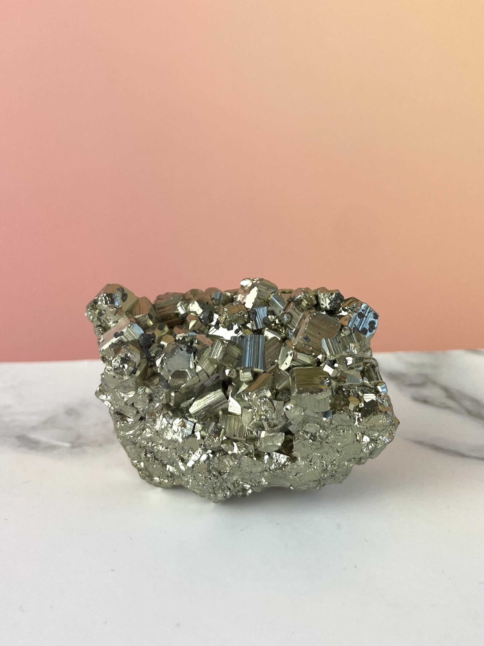 Pyrit klynge med naturlig gylden metallisk glans