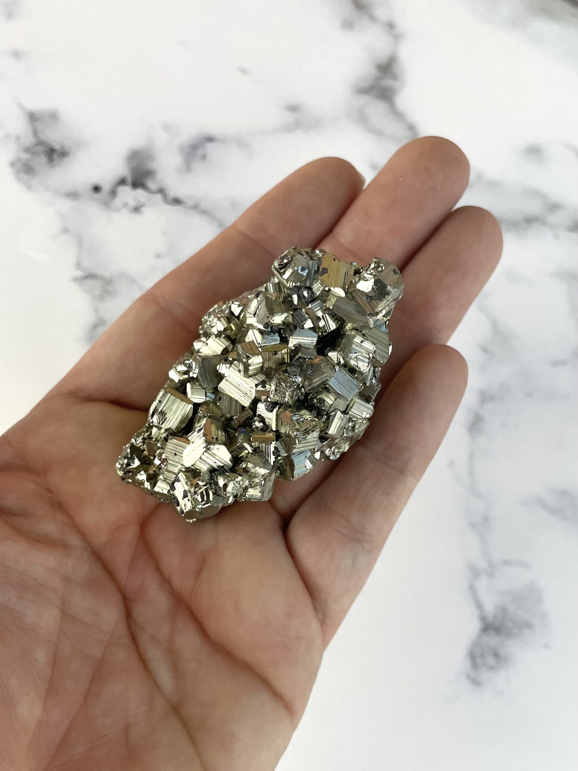 Pyrit klynge med naturlig gylden metallisk glans