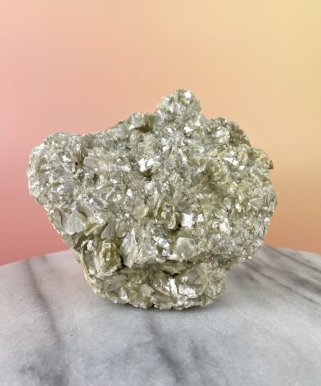 Rå Gylden Mica (Muskovit) med smukt gyldent skær, metalliske nuancer og en naturlig, lagdelt struktur.