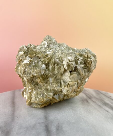 Rå Gylden Mica (Muskovit) med smukt gyldent skær, metalliske nuancer og en naturlig, lagdelt struktur.