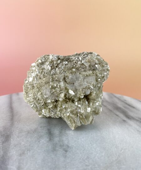 Rå Gylden Mica (Muskovit) med smukt gyldent skær, metalliske nuancer og en naturlig, lagdelt struktur.