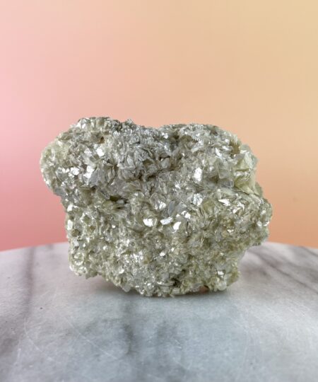 Rå Gylden Mica (Muskovit) med smukt gyldent skær, metalliske nuancer og en naturlig, lagdelt struktur.