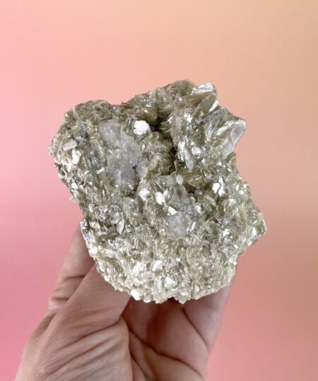 Rå Gylden Mica (Muskovit) med smukt gyldent skær, metalliske nuancer og en naturlig, lagdelt struktur.