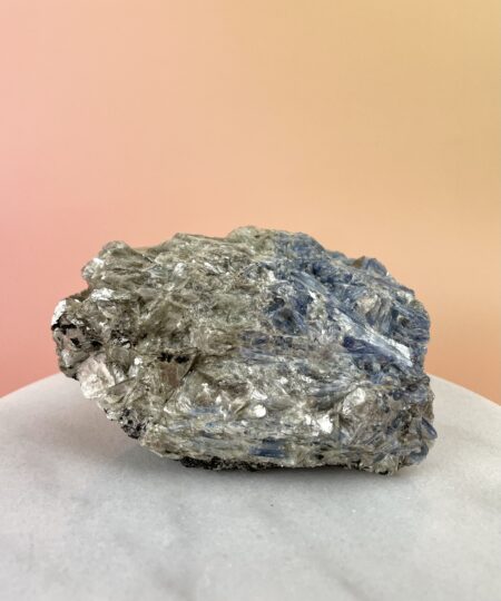 Unik rå Kyanit (Cyanit) klynge med dybe blå krystalblade, Sort Turmalin og glitrende Muskovit. De forskellige mineraler skaber et smukt naturligt samspil mellem blå, sorte og metalliske nuancer. Nr. 4.