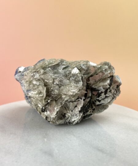 Unik rå Kyanit (Cyanit) klynge med dybe blå krystalblade, Sort Turmalin og glitrende Muskovit. De forskellige mineraler skaber et smukt naturligt samspil mellem blå, sorte og metalliske nuancer. Nr. 4.