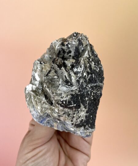 Unik rå Kyanit (Cyanit) klynge med dybe blå krystalblade, Sort Turmalin og glitrende Muskovit. De forskellige mineraler skaber et smukt naturligt samspil mellem blå, sorte og metalliske nuancer. Nr. 4.