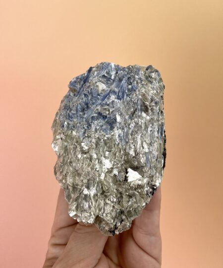 Unik rå Kyanit (Cyanit) klynge med dybe blå krystalblade, Sort Turmalin og glitrende Muskovit. De forskellige mineraler skaber et smukt naturligt samspil mellem blå, sorte og metalliske nuancer. Nr. 4.