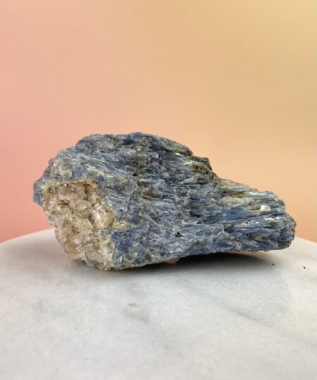 Unik rå Kyanit (Cyanit) klynge med dybe blå krystalblade, Sort Turmalin og glitrende Muskovit. De forskellige mineraler skaber et smukt naturligt samspil mellem blå, sorte og metalliske nuancer. Nr. 3.