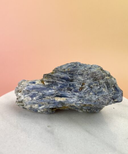 Unik rå Kyanit (Cyanit) klynge med dybe blå krystalblade, Sort Turmalin og glitrende Muskovit. De forskellige mineraler skaber et smukt naturligt samspil mellem blå, sorte og metalliske nuancer. Nr. 3