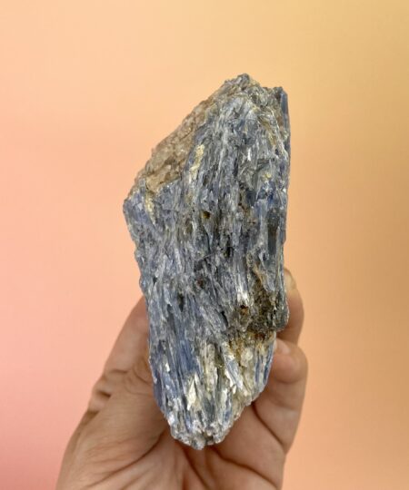 Unik rå Kyanit (Cyanit) klynge med dybe blå krystalblade, Sort Turmalin og glitrende Muskovit. De forskellige mineraler skaber et smukt naturligt samspil mellem blå, sorte og metalliske nuancer. Nr. 3