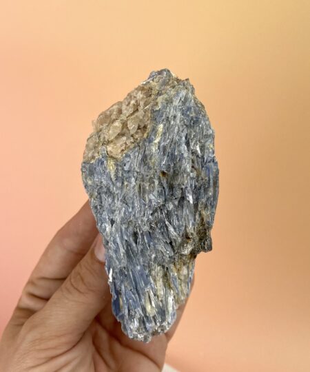 Unik rå Kyanit (Cyanit) klynge med dybe blå krystalblade, Sort Turmalin og glitrende Muskovit. De forskellige mineraler skaber et smukt naturligt samspil mellem blå, sorte og metalliske nuancer. Nr. 3